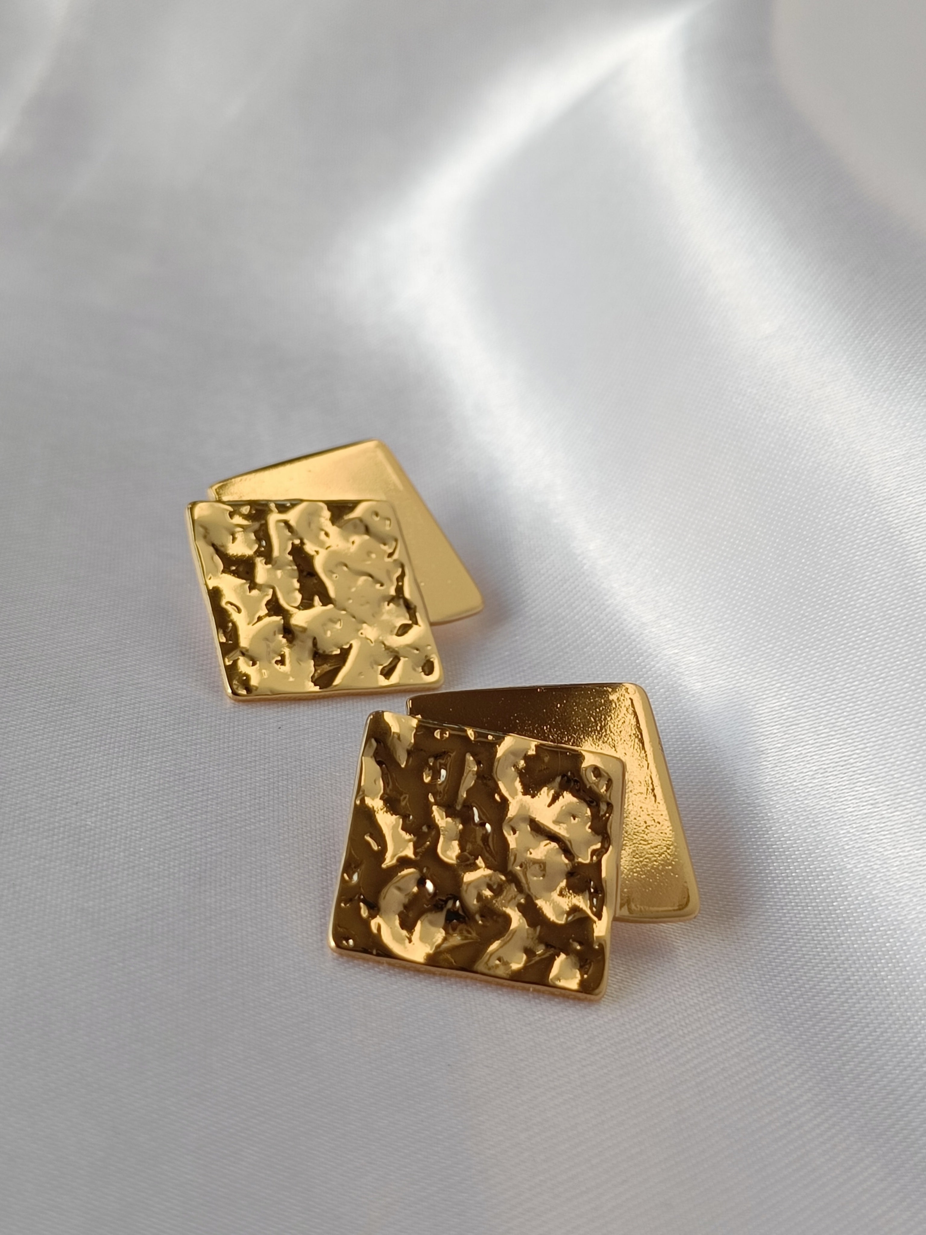 GOLDEN CRISP SQUARE ANTI TARNISH EARRING