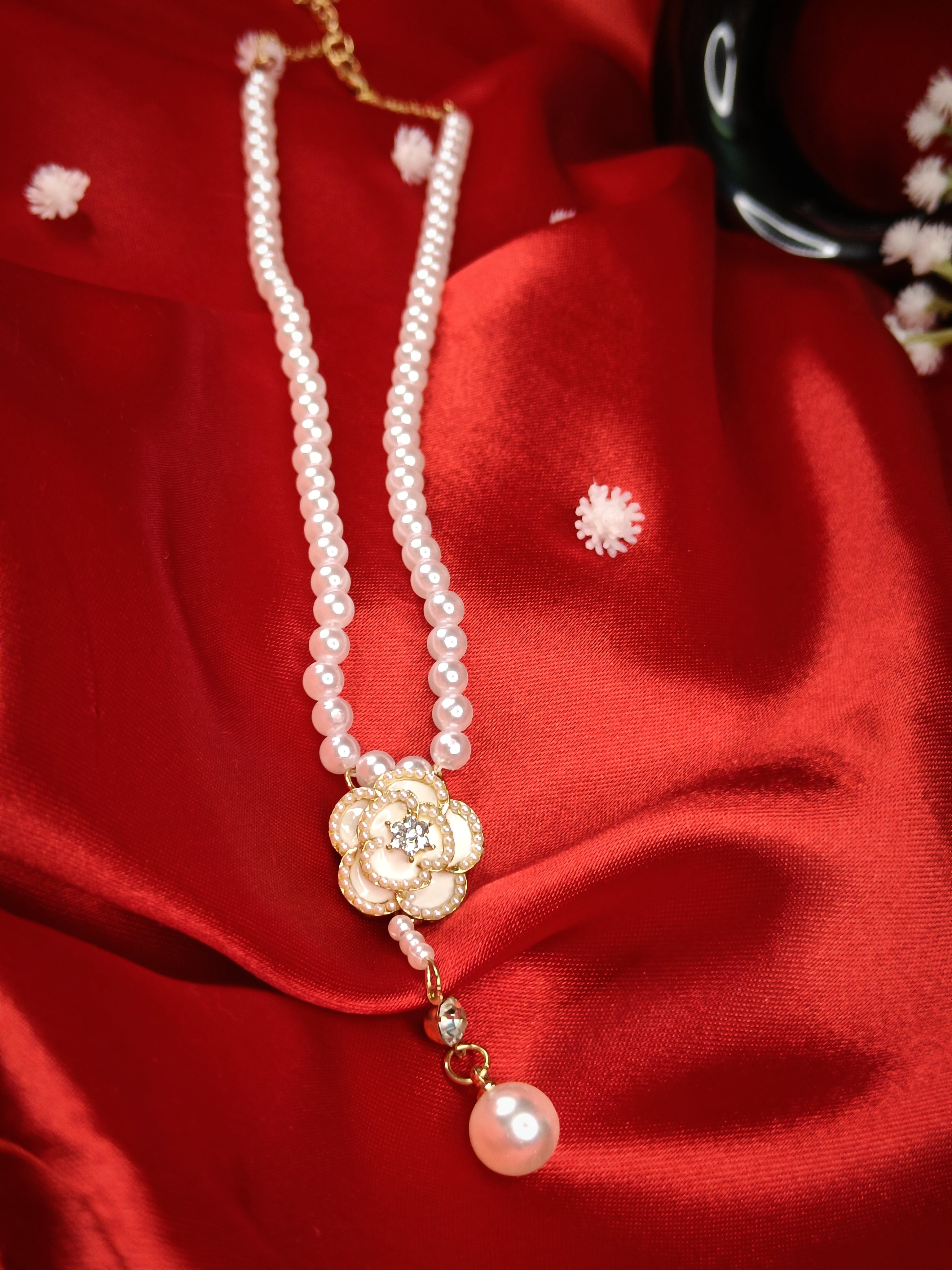 Pearly White Rose Necklace